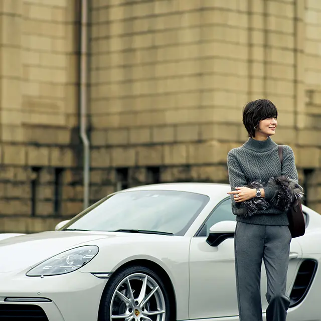 富岡佳子　ポルシェでドライブコーデ