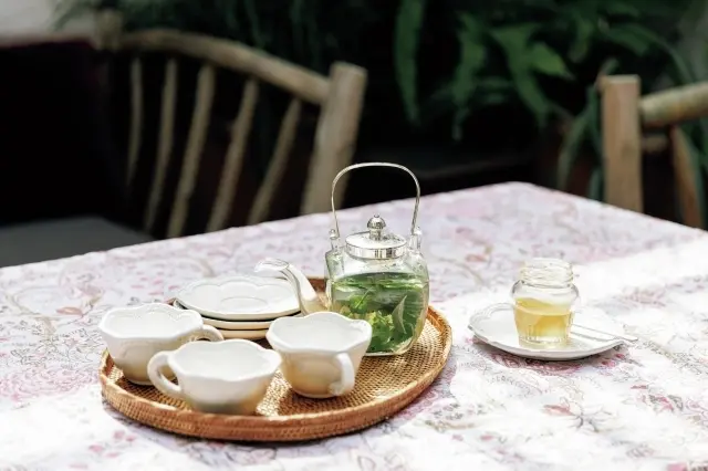 テラスで摘んだミントとホワイトセージでハーブティー