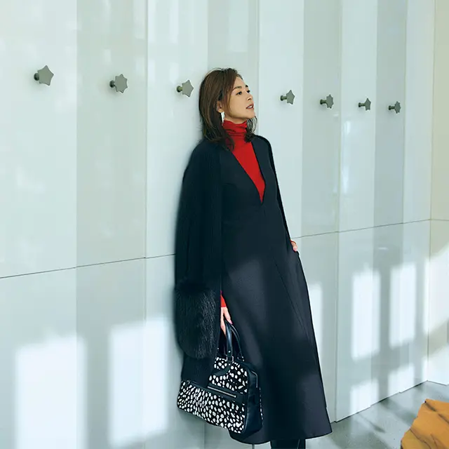 赤を効かせることで 黒はコケティッシュに変化する