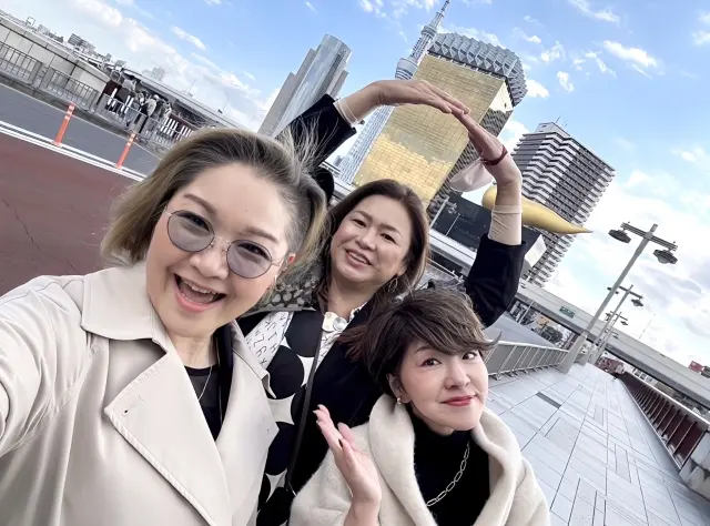 冬は街並みに映えるオフホワイトのニットコの画像_3