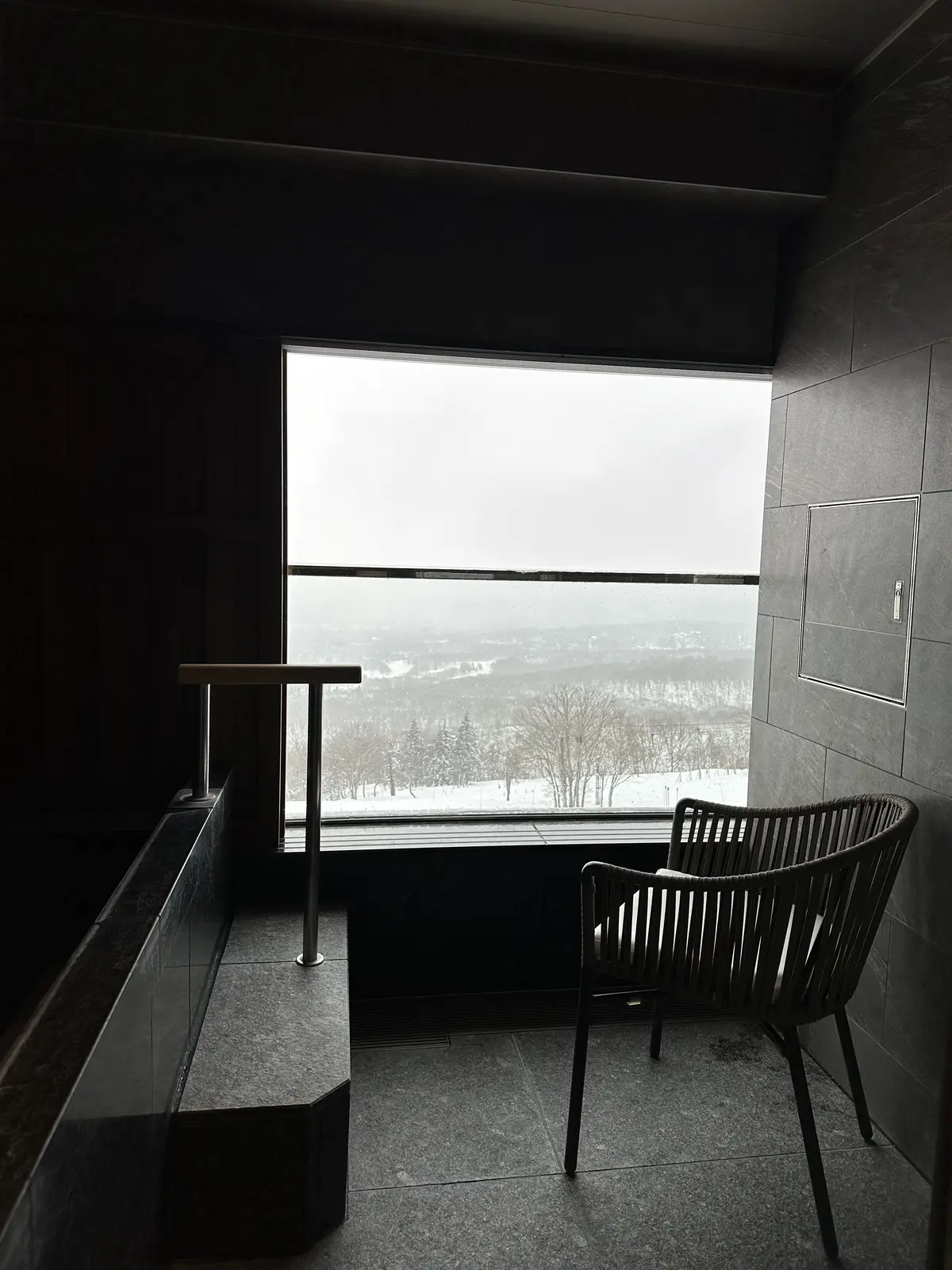 お部屋付きの半露天風呂は大きな窓があり、眺望、開放感抜群