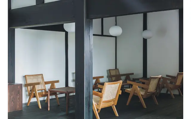 ピエール・ジャンヌレのラウンジチェアを配したラウンジ　