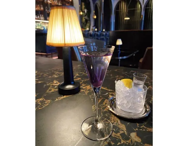 バタフライピーの花で紫色に仕上げたジンベースのカクテル「アビエーション」