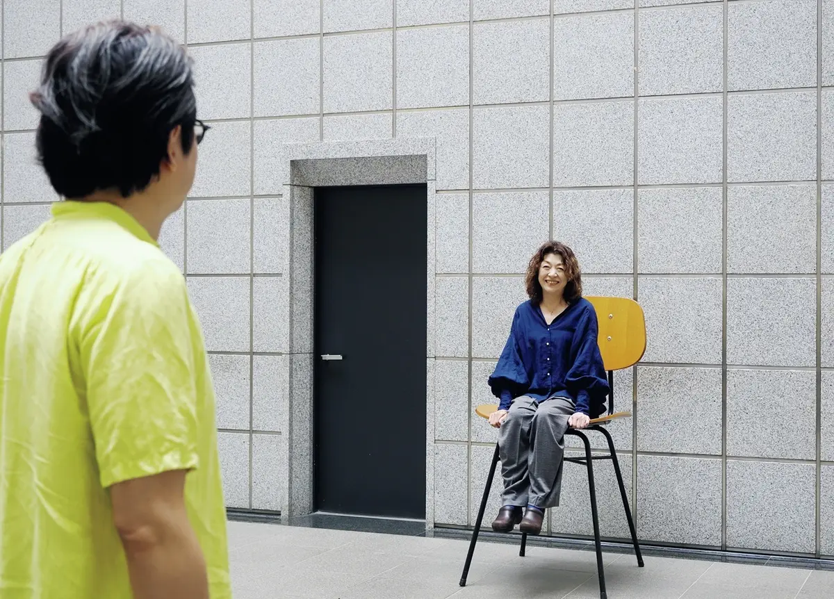 穂村弘さんと椅子に座る山本容子さん