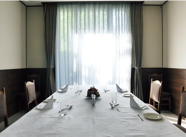 個室。昼間は窓から日の光が射し込む