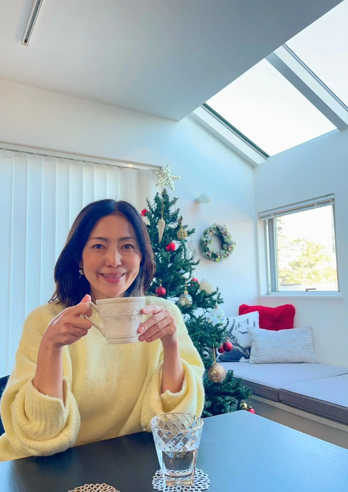 優しいイエローニットで大人女子会の画像_4