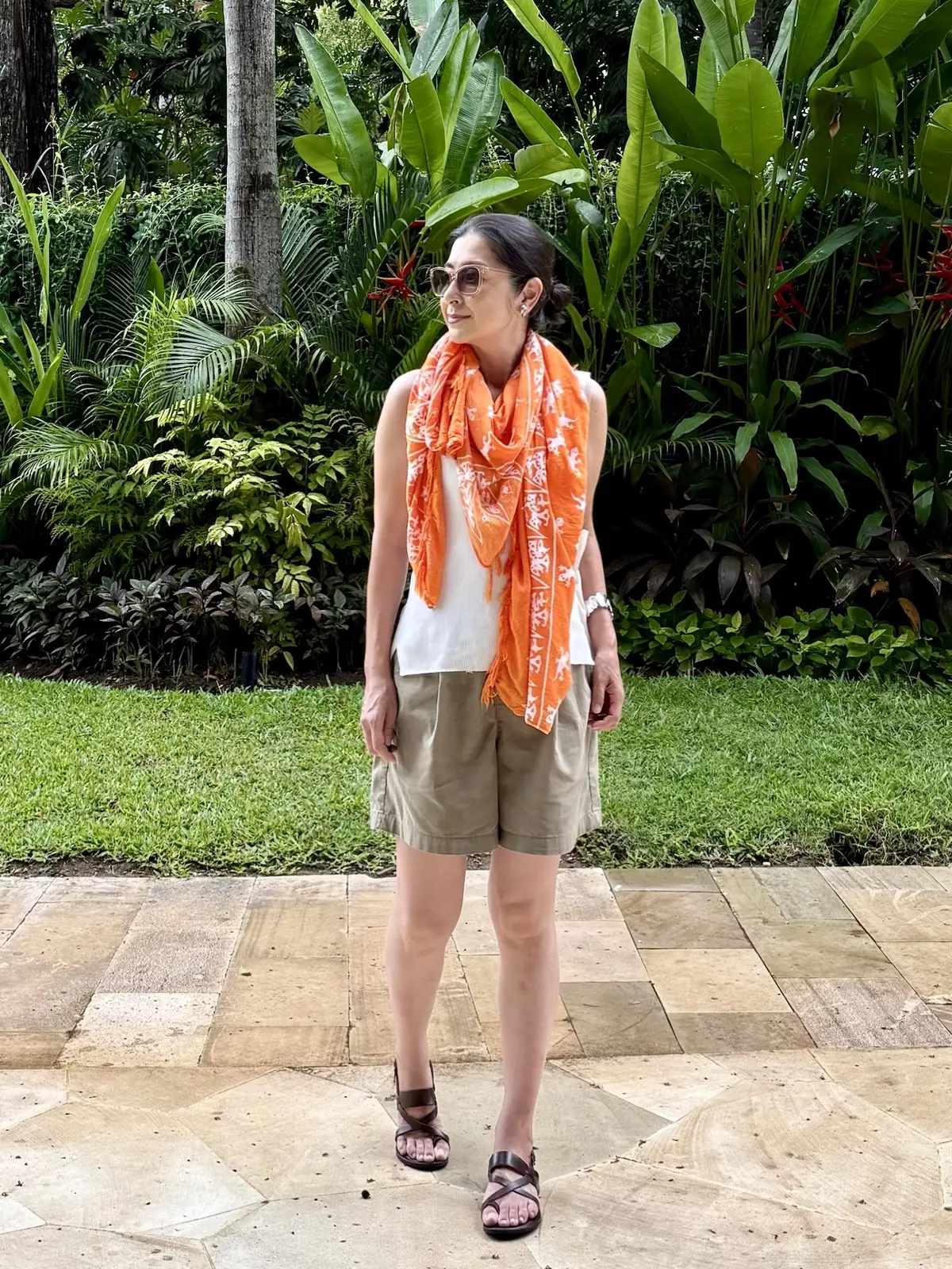 白ノースリーブニット　カーキ色ショートパンツ　茶色サンダル　オレンジ色ストール　ユニクロ　ミラオーウェン