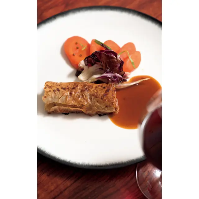 「軟らかく煮たウサギのカリカリ焼き，コリアンダー風味のキャロット」