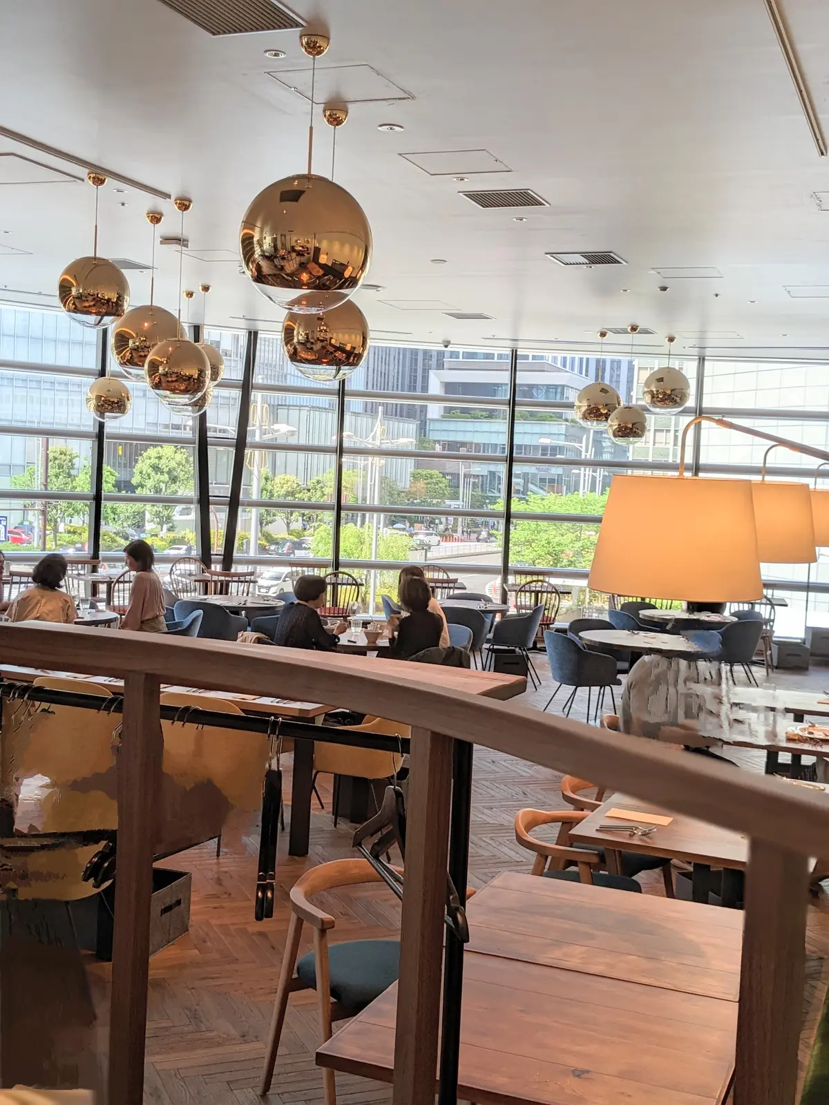 緑に囲まれた居心地の良い空間。この日は高い位置から店内を見渡せる特別なお席に案内していただきました！