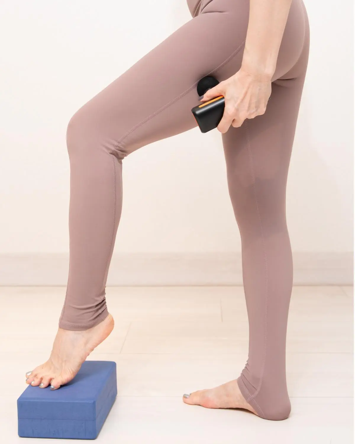 OurAge×Webエクラ　このとき、足を乗せる台などがあると、自然と膝が曲がり太ももの位置が、高く水平に近くなるので、太ももの付け根から膝裏までマシンを当てやすくなります。