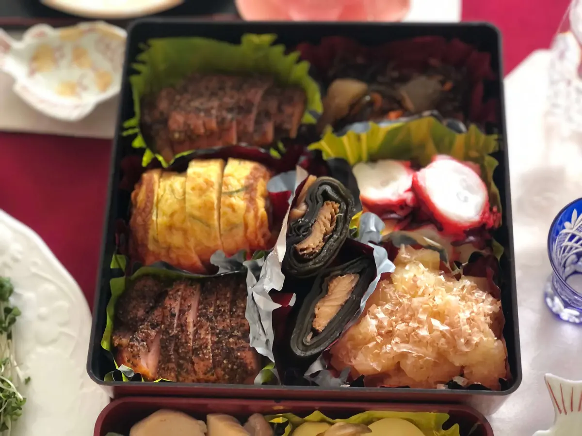 我が家のおせち。数の子、酢だこ、昆布巻き、松前漬、鴨のローストなどなど。