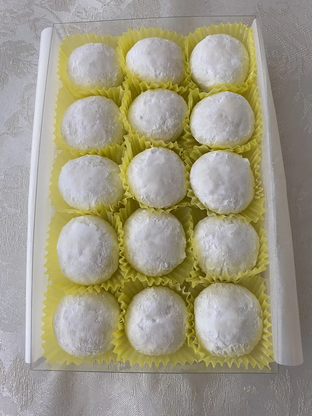 ギフト箱に整然と並んだプチグレースのスノーボール。