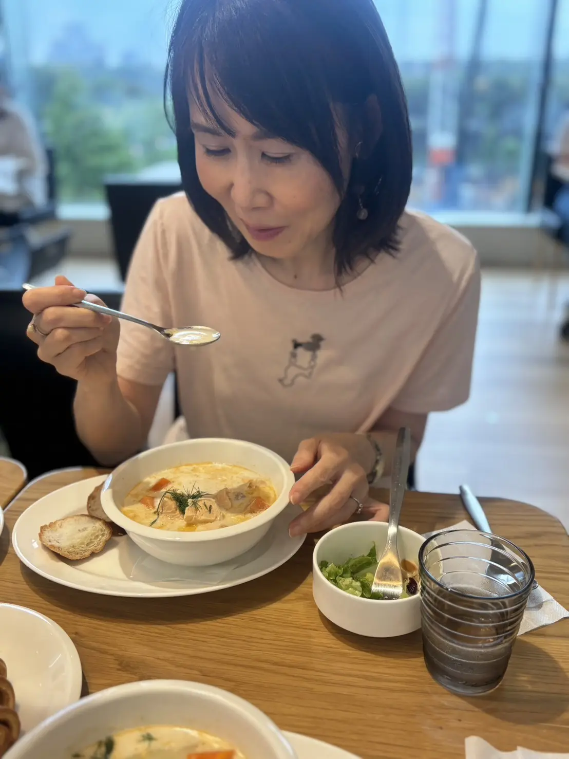 具だくさんの優しい味のサーモンスープ。これだけでお腹がいっぱいに！