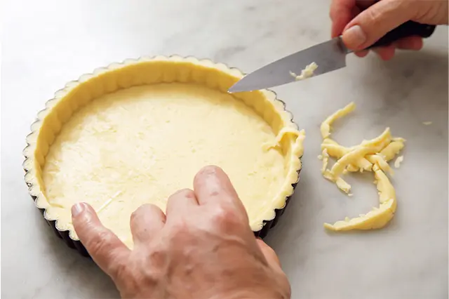 ナイフを内側から外にすべらせるように動かし、余分を切り取る。
