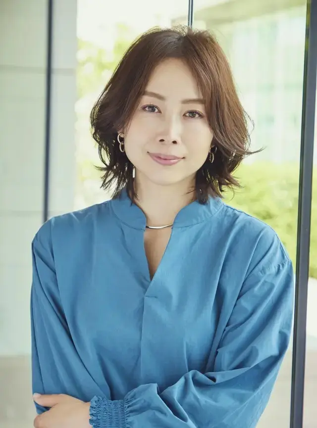 理想的な立体感とふんわり感がかなう！“逆ダイヤ型ミディアム”は大人の味方【50代髪型・ヘアスタイル】