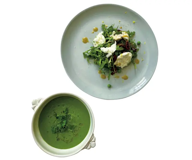 ❹ふだんの食事も野菜が中心。ブッラータチーズとルッコラのサラダ、グリーントマトのガスパチョ