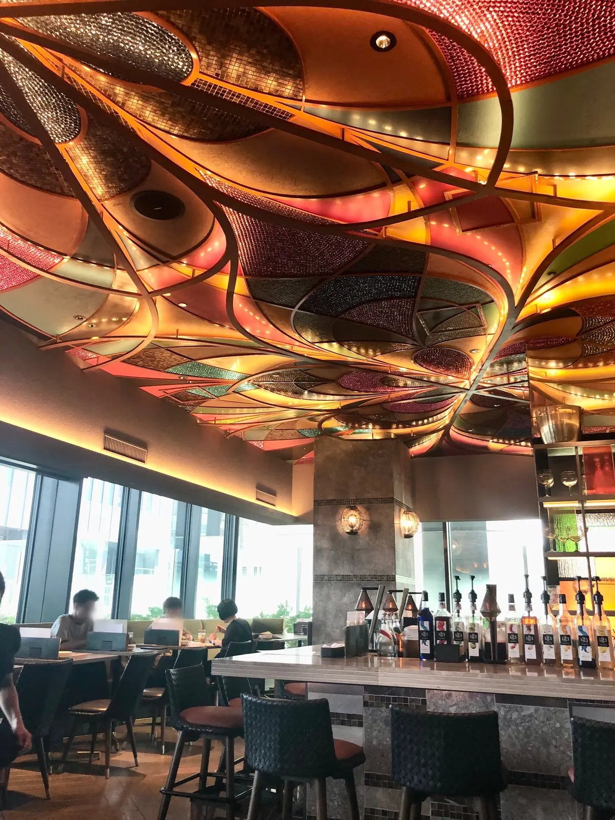 Asian Bistro Dai。アジアンビストロ ダイ。日本橋。素敵。豪華。綺麗。天井。店内。バーカウンター。