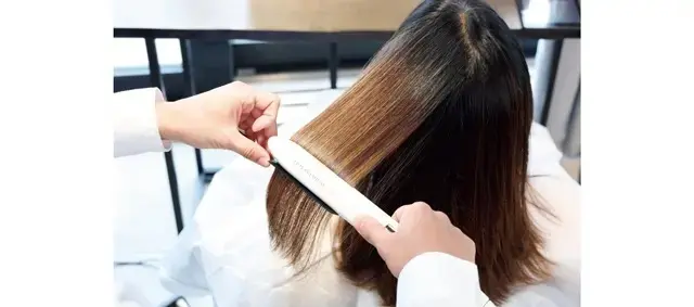 《3》ドライ後、アイロンで軽くはさみ熱を与えると、髪内部で水素が発生。