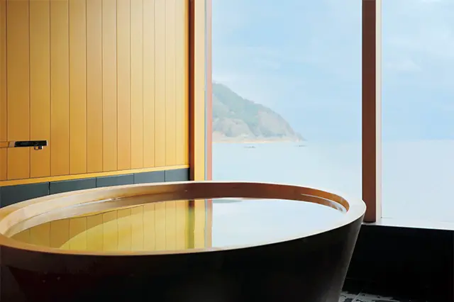 湯ぶねにつかりながら 神秘的な琵琶湖を楽しめる。 