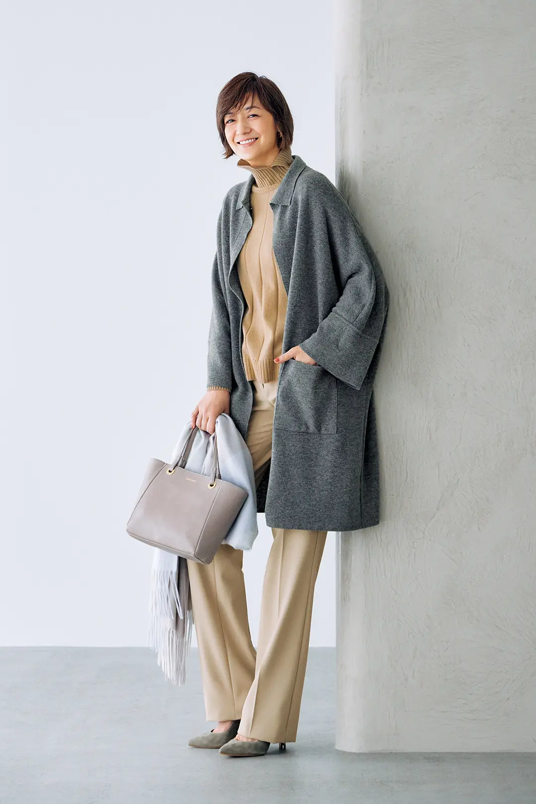 リュクスなグレーを堪能。秋から冬のお出かけに活躍するカシミヤニットのアウター