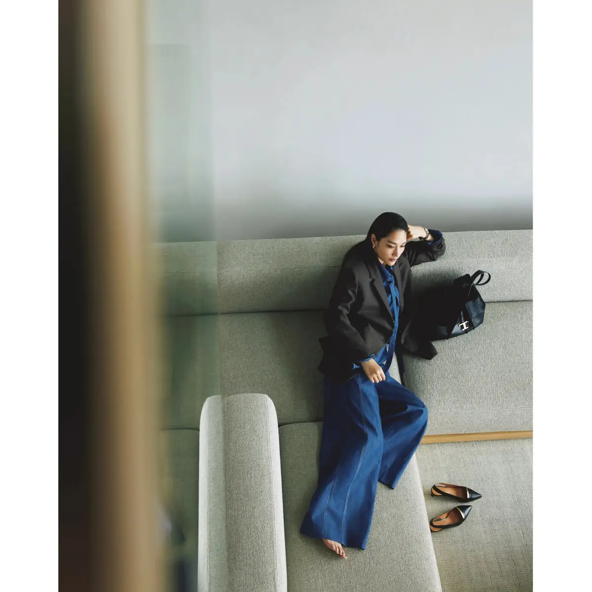 シャツワンピースの秋らしい着こなしから紺ブレ×プリントパンツでつくるオフィスコーデまで【50代の1週間コーデ】