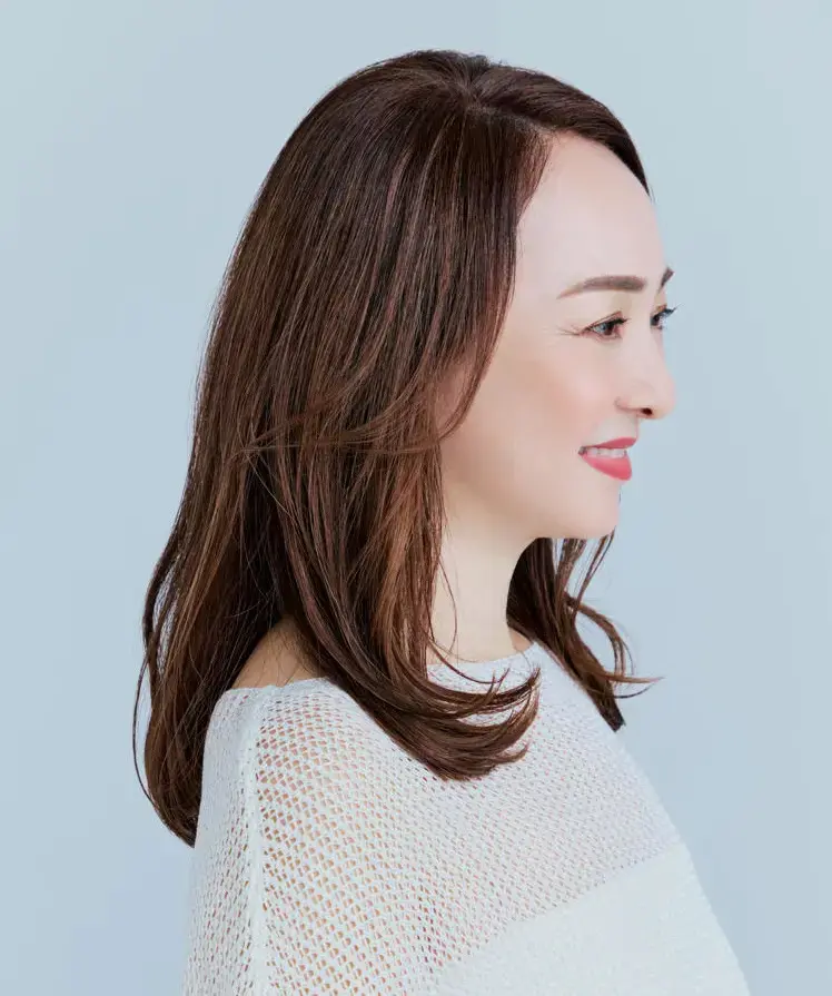 髪のうねりや広がりを抑えて、顔をリフトアップして見せる“ローレイヤーミディ”