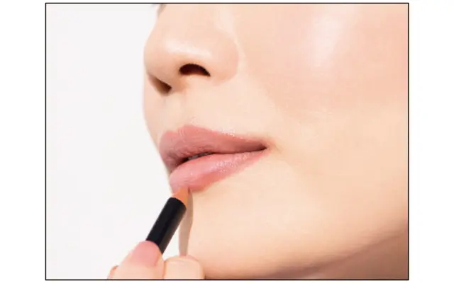 下唇の中央から描きはじめる