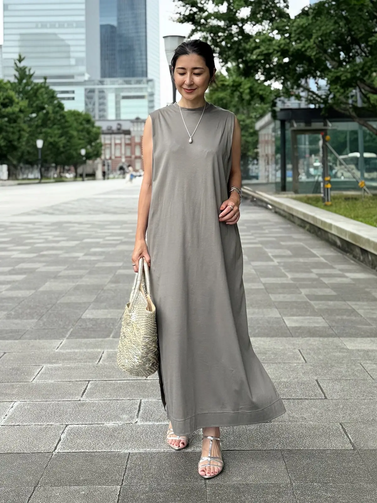 イーバイエクラ　SALONEワンピース　グレージュ　接触冷感ワンピース　シルバーバッグ、シルバーサンダル、シルバーネックレス