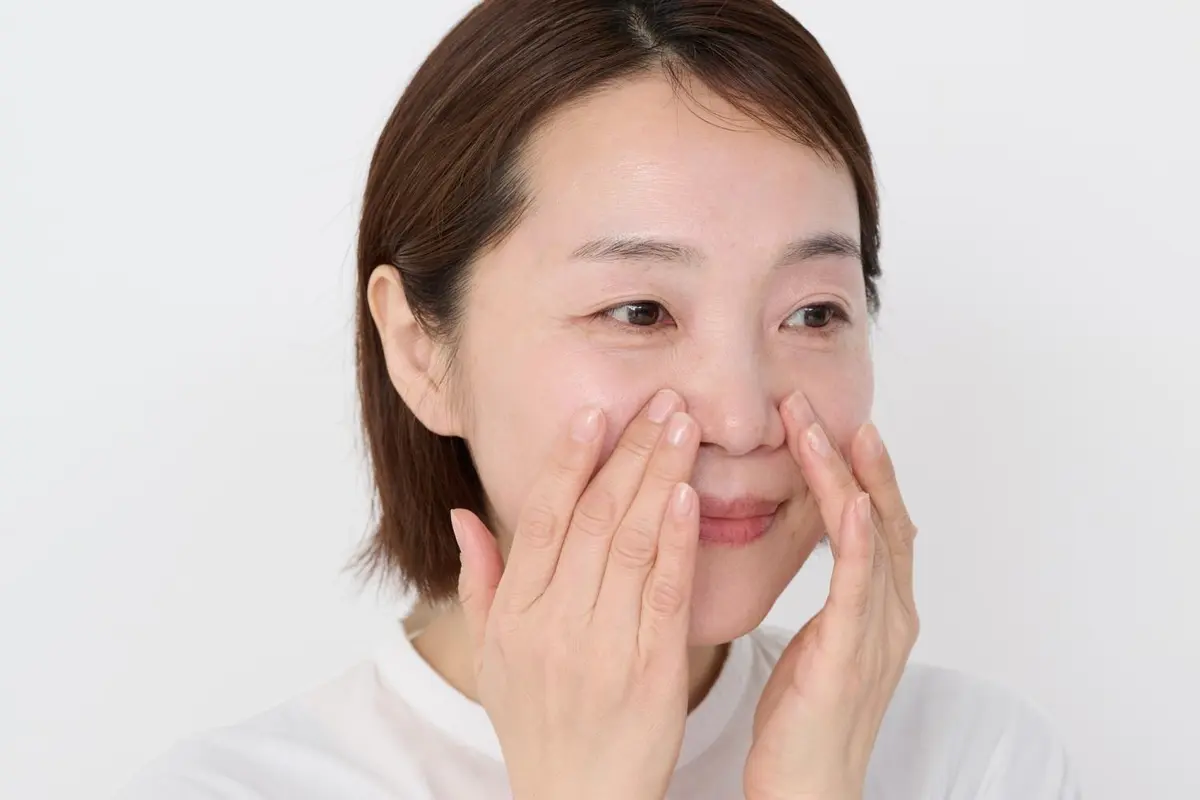 OurAge×Webエクラ 40代50代ベースメイク　塗り方　２色のメイクアップベースを、指で押さえるようにしてなじませます