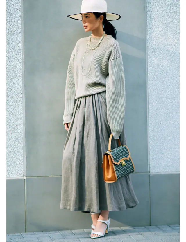 ウエストのタックとギャザーがアクセントのスカートコーデのゆうき