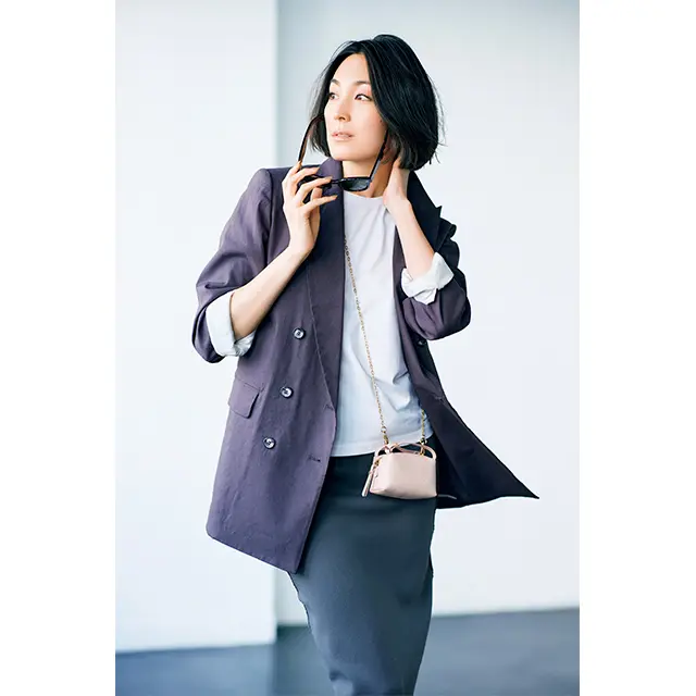 マイクロミニバッグを斜めがけ