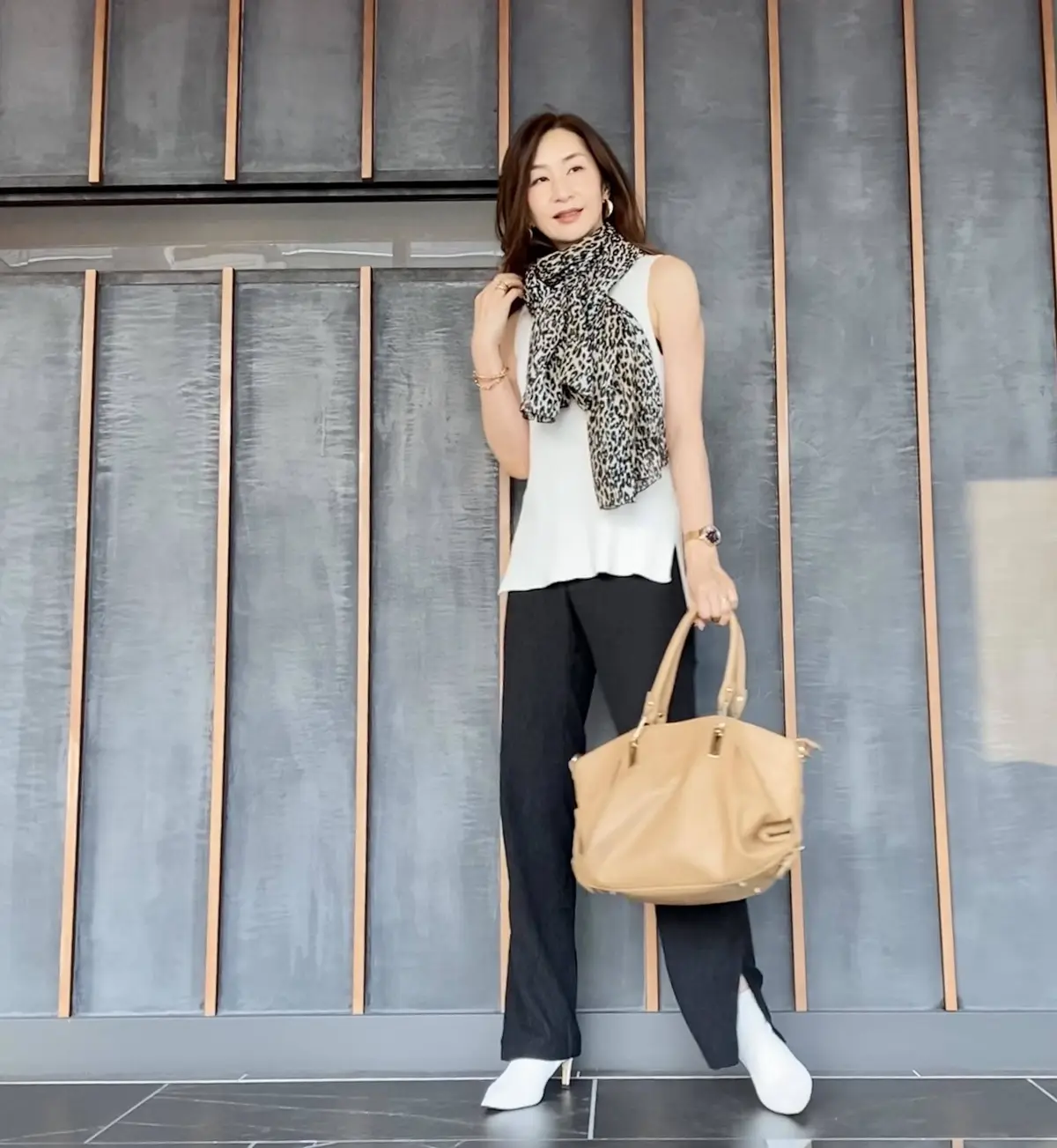 白ニットノースリーブに黒パンツレオパ柄のストールで秋っぽく