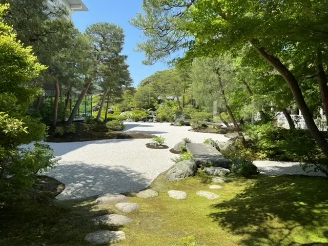 緑が眩しい庭園