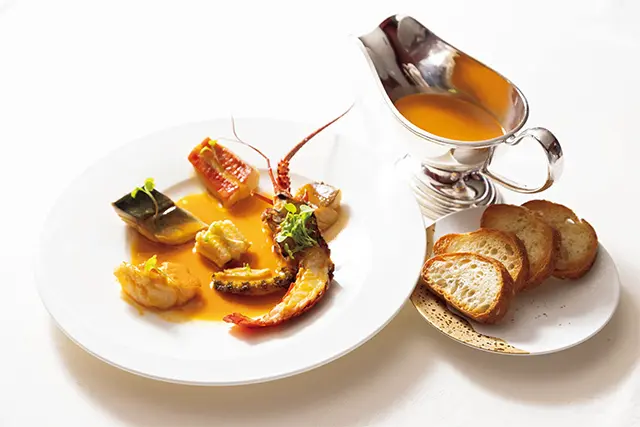 フランス料理界の巨匠であ る吉野建氏がプロデュースする「タ テルヨシノ 三國湊」では、福井 の食材を用いたここだけの海のフ レンチを堪能できる。