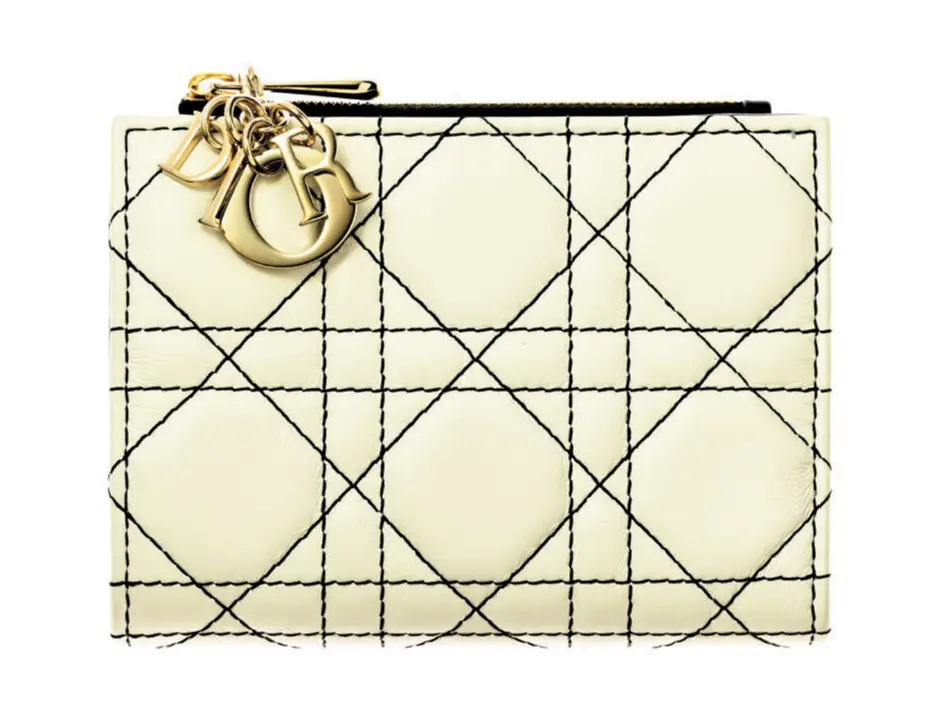 メゾンを象徴する「カナージュ」模様を施したラムスキンの ボディに、＂D.I.O.R.＂チャームがリズミカルなアクセントをプラス。手のひらサイズ以上 の収納力も自慢。日本限定モデル。札入れ1、小銭入れ1、カード挿し6、ポケット4。二 つ折りウォレット（9×12×2）￥125,000／クリスチャン ディオール（ディオール）