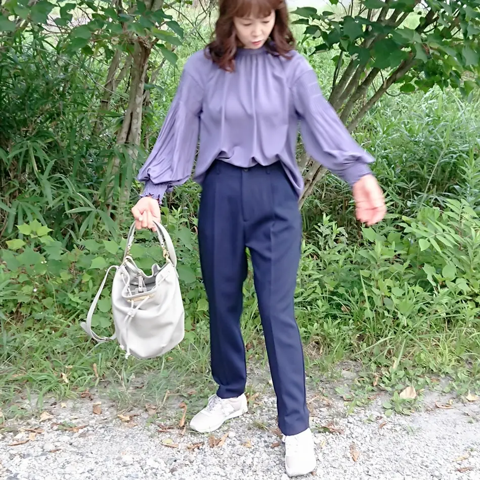 ラベンダーブラウス  ネイビーパンツ  グレーバッグ  スニーカー