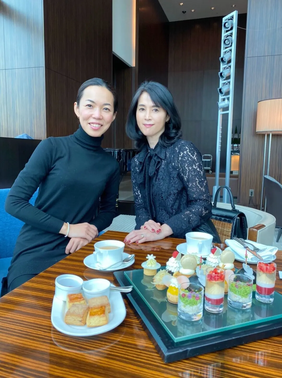 ZARAの黒レースブラウスの画像_2