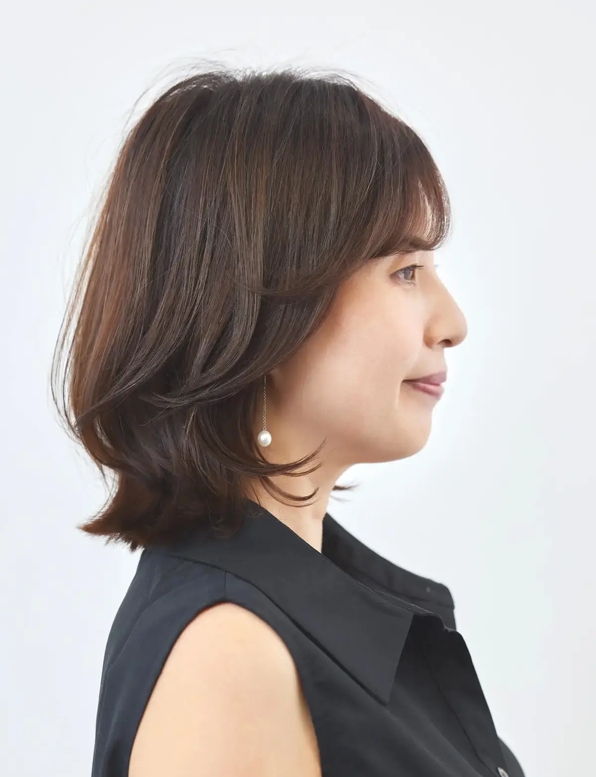 あえて肩ではねさせるスタイルで、うねりと生えぐせをカムフラージュ