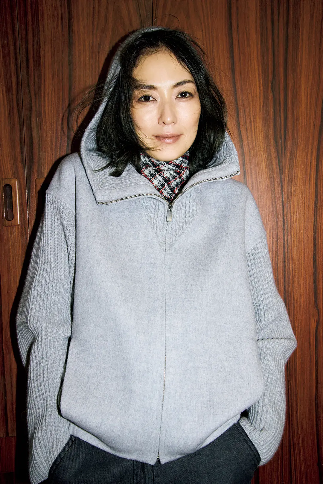 素材感と着こなしで差をつける、大人のフーデッドブルゾン