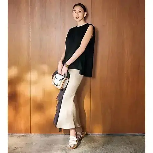 腕まわりも首まわりもカバーする大人の夏トップスの理想形