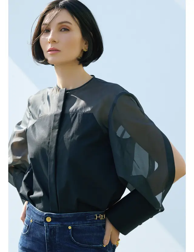 エストネーションの黒のブラウスの田沢美亜