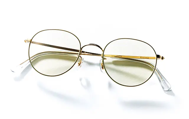 細いリムが表情をじゃませず洗練されたムードに。サングラス￥30,800（バディ オプティカル）