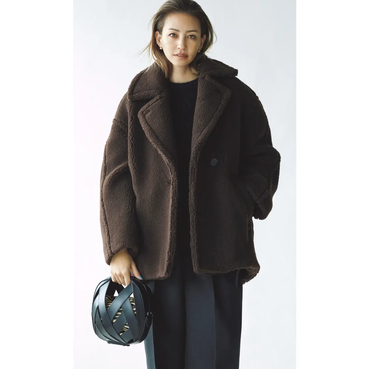 ブラウンのボワコートと黒パンツのコーデ　モデル・RINA