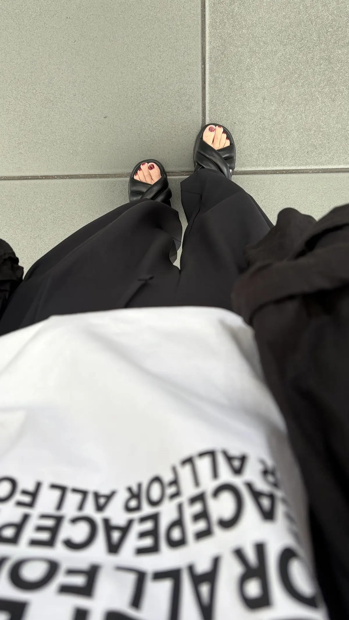 ユニクロ　ロゴＴ　モノトーン　モノトーンコーデ　夏コーデ　サンダル　骨格ナチュラル