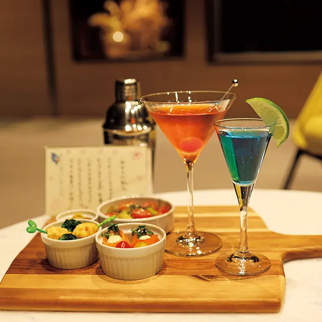 カクテルグッズ一式あり。 照明を落としカクテルで乾杯