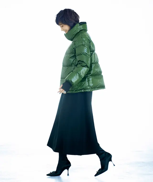 エッジの効いたブルゾンがフェミニンスタイルをこなれた印象に