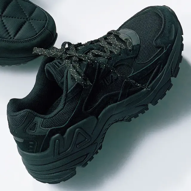 チャンキーソールの黒は、靴紐がアクセント