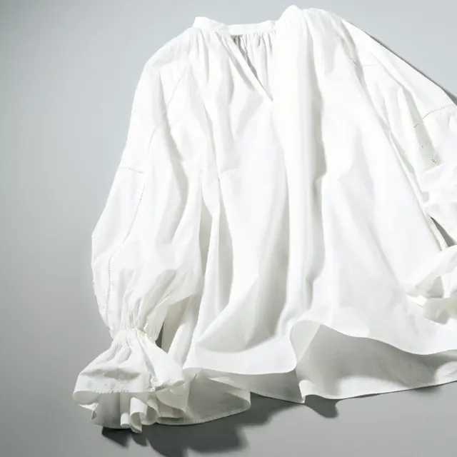 ほのかに素肌が透けるようなノークの白ブラウス