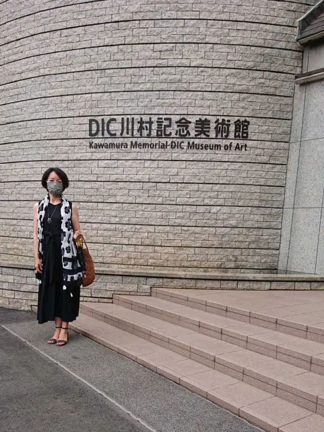 ブラックコーデで色を楽しむお出掛けの画像_2