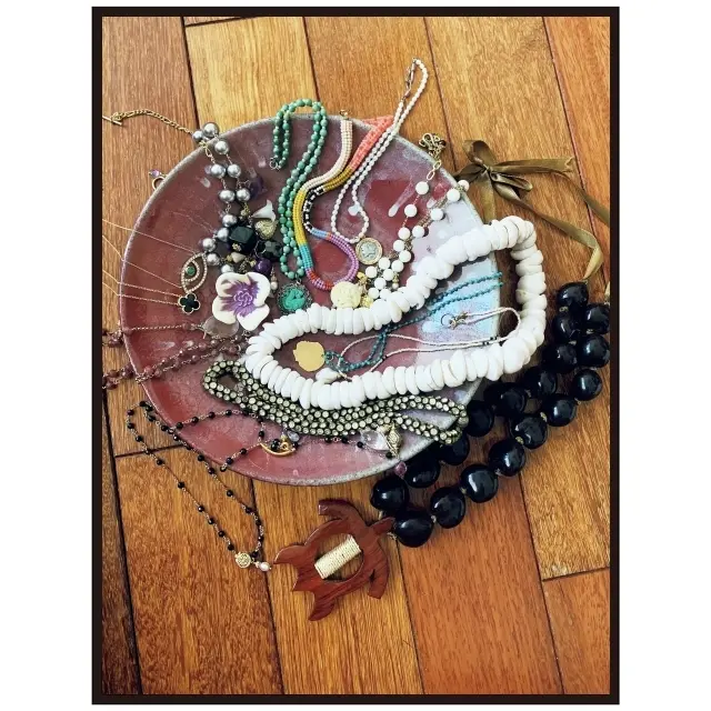 愛用の細いネックレスとボリューミーで存在感のあるネックレス